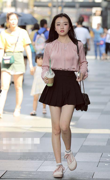 街拍:美女穿黑色紧身套装,就像漫画女战士,简直是街头魅影!