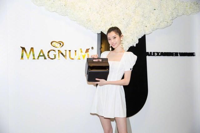 奚梦瑶颜值高就是好,随手一拍就是大片!