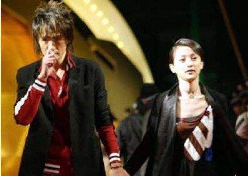 他是巩俐同学,伍宇娟前夫,周迅前男友,葬礼现场