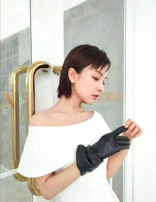 当孙俪和吴昕同穿一条裙子，终于见识到真正的“纸片肩”长啥样了