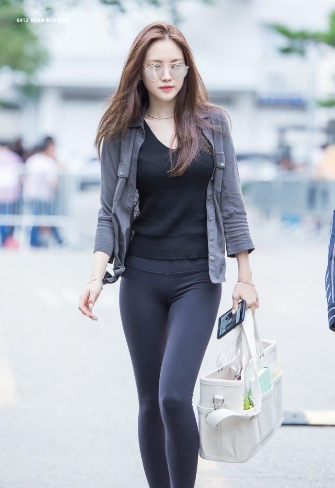 街拍 大V领吊带网纱小黑裙,性感又带着浓浓的女人味,很是养眼