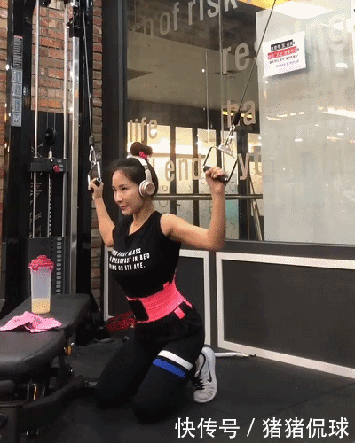 健身辣妈爱打扮，一条紧身长裙，衬出傲人曲线！