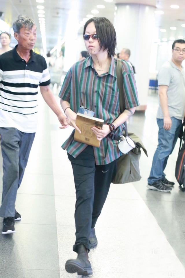 窦靖童大热天穿皮靴，又把小茶缸系腰间，网友：王菲还不管管？