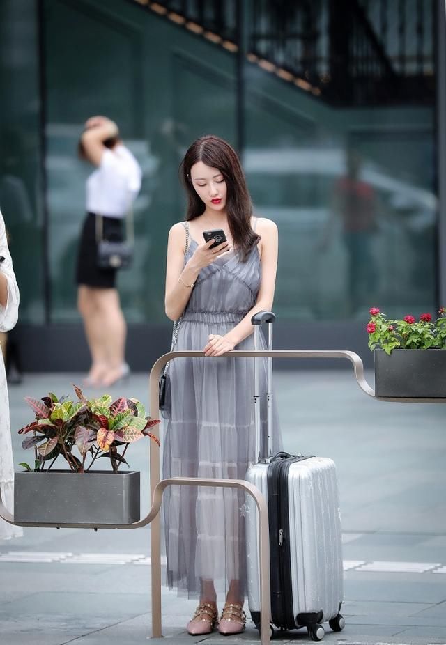 长发美女妹子身材高挑,长相令人惊艳,一双美腿更是吸睛!