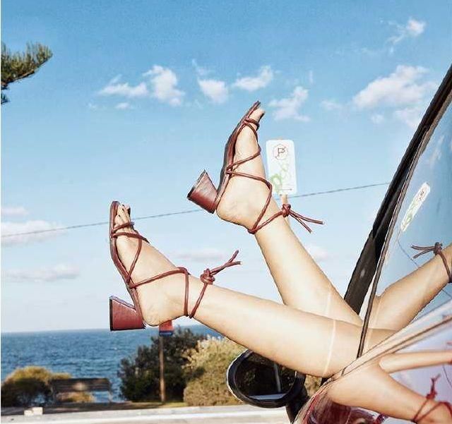 夏日放飞美丽的双脚，粗跟凉鞋的舒适，细高跟永完给不了