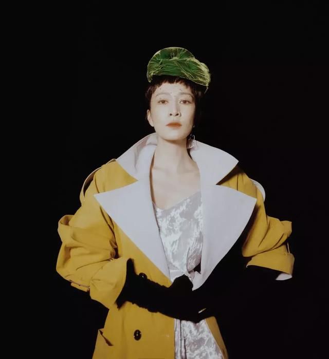 紫禁城发型总监佘诗曼剪了新刘海，锅盖头配丝巾承包你1周笑点