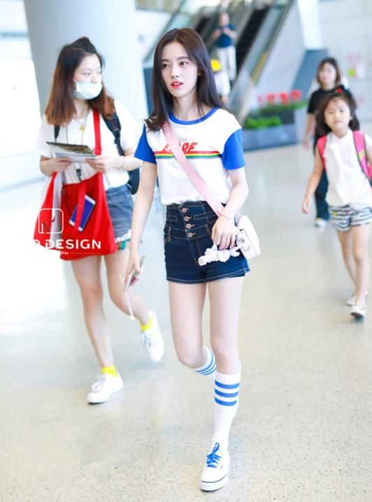 “四千年美女”鞠婧祎机场穿2千长筒棉袜，网友:不怕臭脚吗?