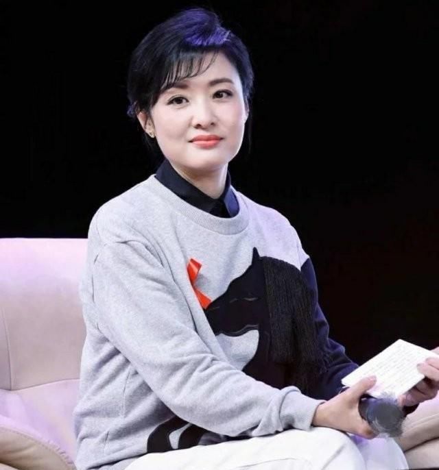  『减龄』51岁周涛真会穿！用卫衣套衬衫，巧露出领口，空气刘海太减龄