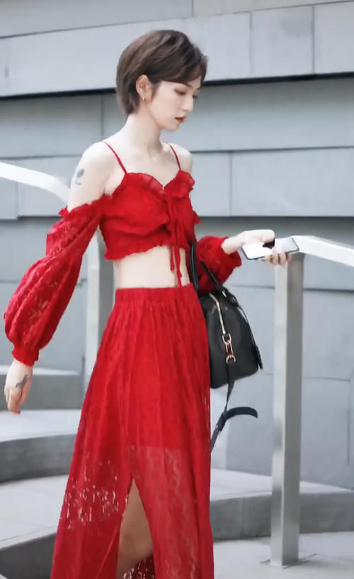 梅菜■姐用美足硬是驾驭了,好看!,一不小心穿得像大叔的“梅菜干鞋”