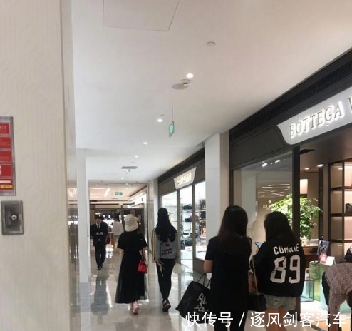  【看错】刘亦菲舒畅逛街被偶遇，网友吐槽这身材不过如此，最后发觉看错了