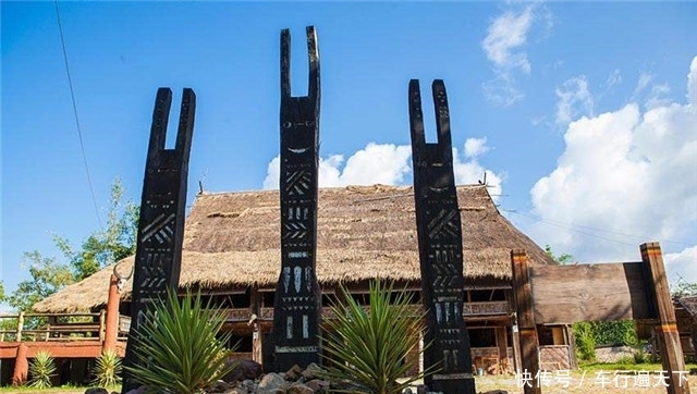 中国最后一个原始部落，男女烟斗不离身，小孩拿虫子当“零食”