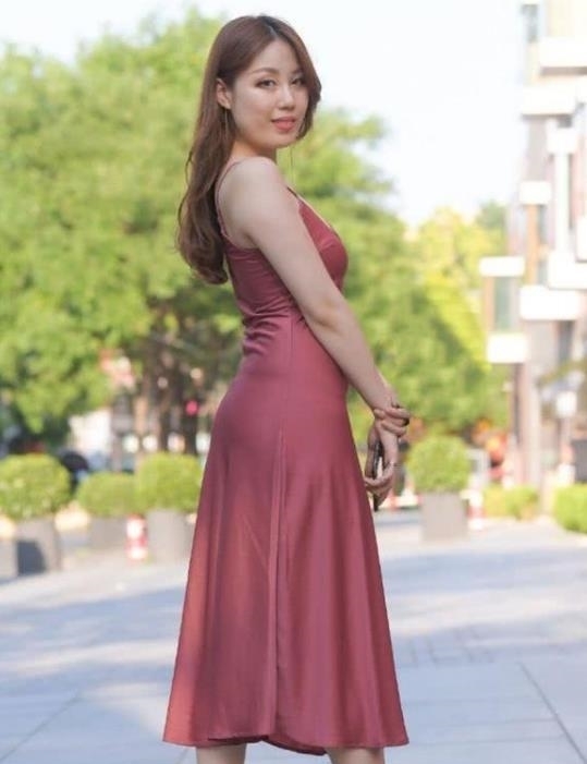 美女|街拍:艳若桃李的美女,一件红色的连衣裙,时尚魅力风采
