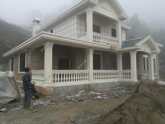  房盖■重庆刘先生回乡建洋楼，光挖机费就花了2万多，这房盖的有