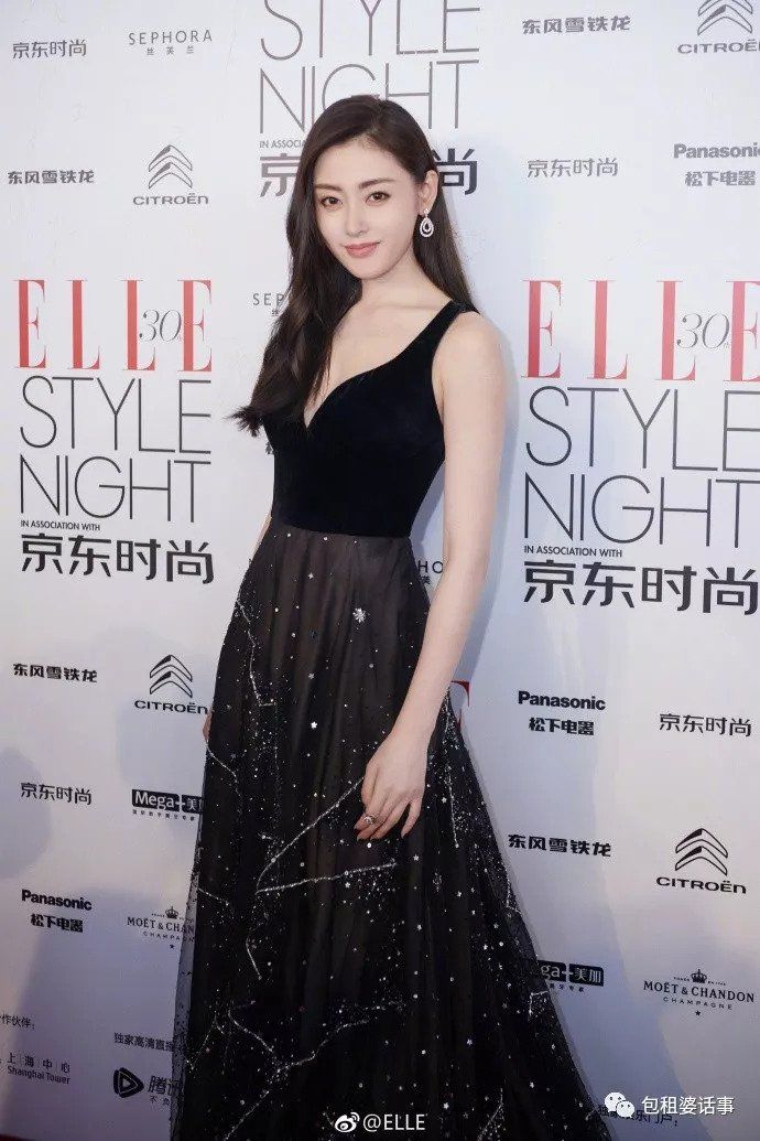 我终于发现了张天爱穿深V小黑裙为何那么美的原因了!不是因为脸!