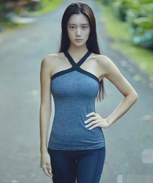 清纯小姐姐晨跑，一身时尚紧身裤勾勒女人独有的线条，网友：待长