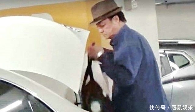 『四小龙』香港四小龙之一,周润发曾给他当配角,74岁的狄龙开什么车?