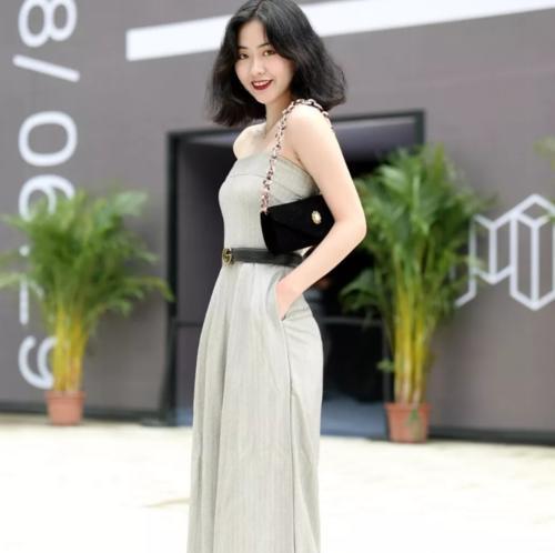 街拍：时尚精致的美女流露出一种丝丝入扣的性感，让人过目不敢忘