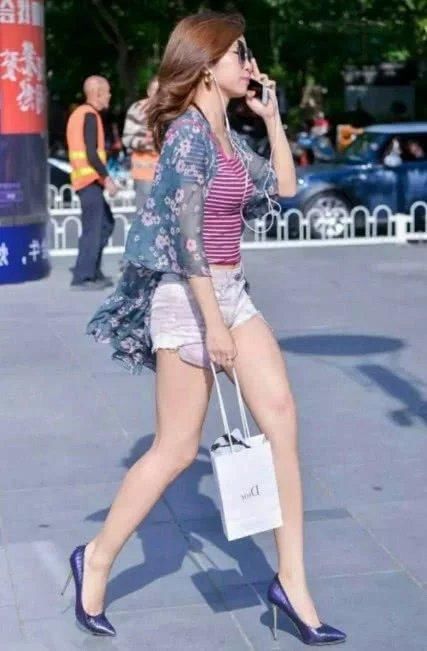 夏天美女们不懂得节操，大尺度露馅！让大叔们两眼放光直流口水！