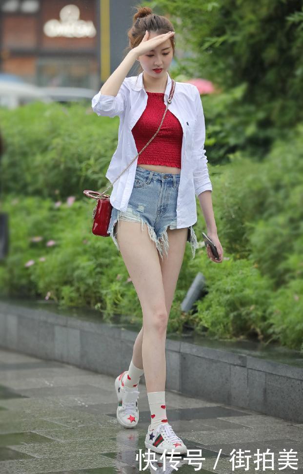 这么短的热裤美女也硬要穿，为了显腿长也是拼了，不过真的很美！