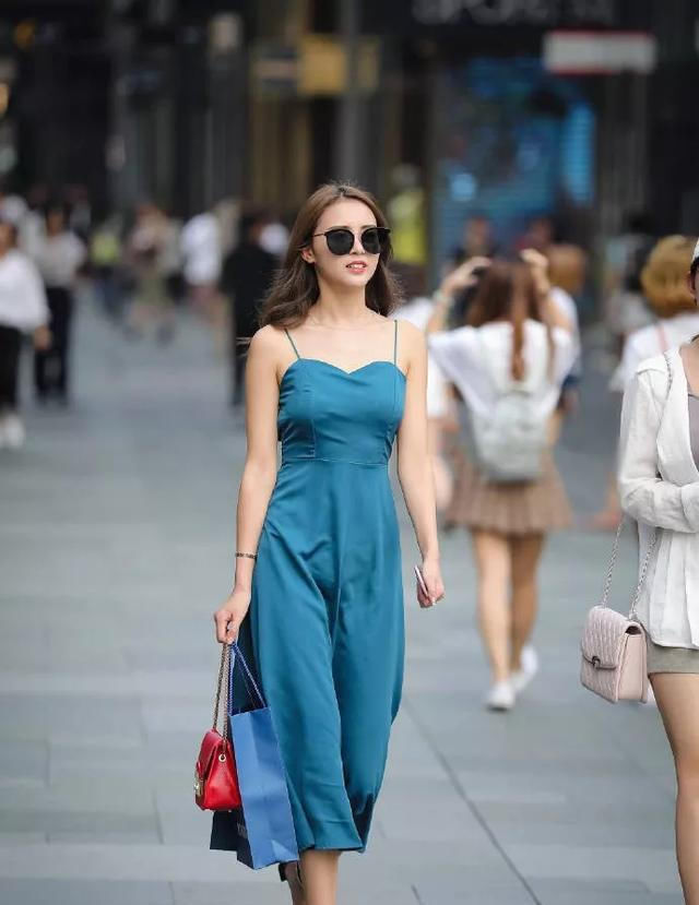  气质：街拍,月貌花容的美女,一条白色的连衣裙,时尚优雅气质范