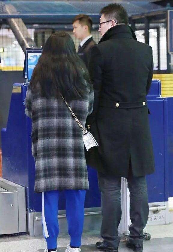 姚笛携男友现身机场, 穿格子大衣搭运动裤, 网友: 咋看咋别扭!