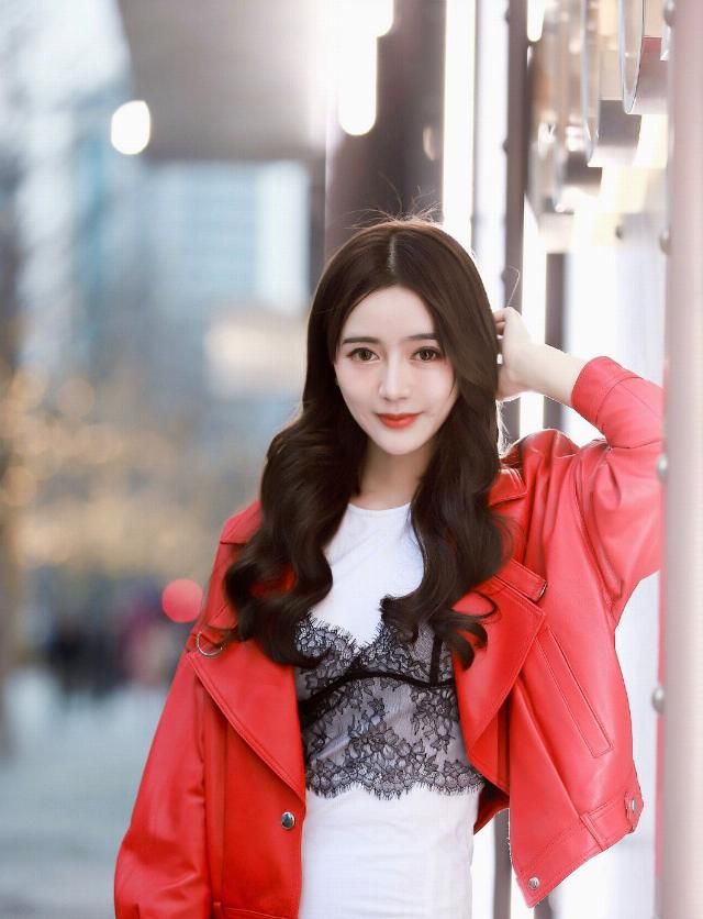 『搭配』这位红色皮夹克外套的小姐姐,真的是超美的