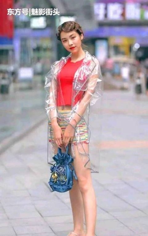  漂亮：白T恤加黑色长裤，一双绿色高跟鞋做点缀，整体搭配精致又漂亮