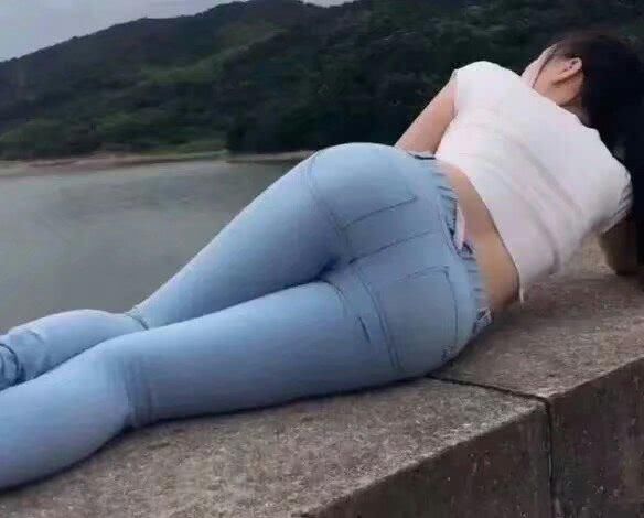 时尚穿搭:牛仔裤时尚精致,美女花式穿法美不胜收