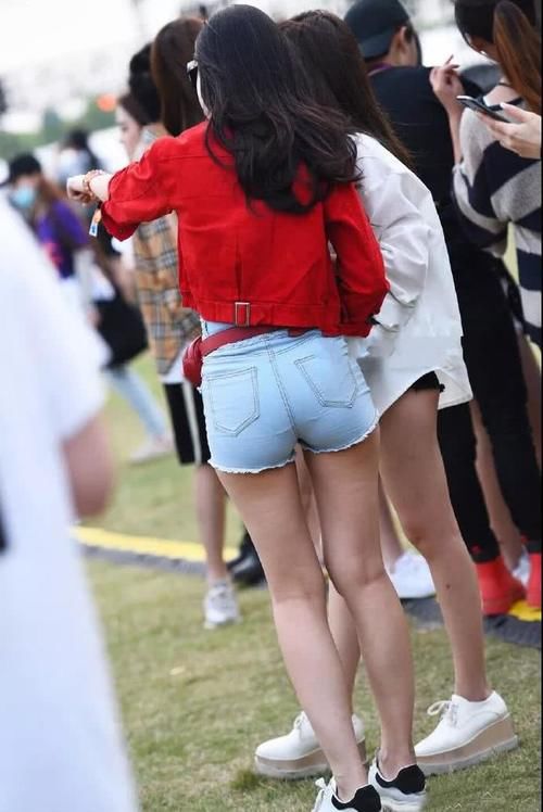 穿热裤戴墨镜的气质小姐姐，就像《黑客帝国》中的女神杀手