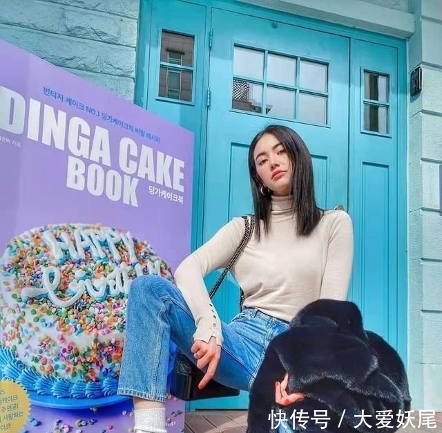 『功不可没』泰国影后Mai太会穿了,穿老气皮毛外套竟像少女,匡威鞋功不可没