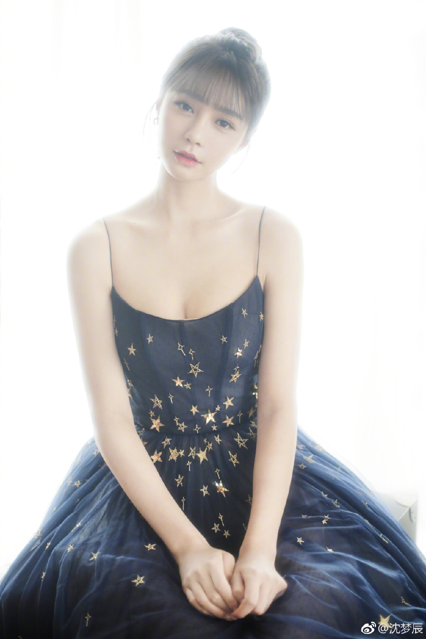 沈梦辰穿吊带连衣裙性感十足，就是露的太多，网友：杜海涛同意没