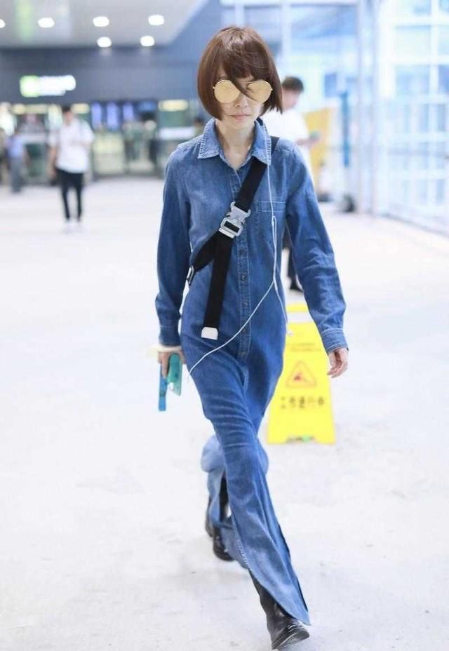  时髦：著名主持人陈鲁豫终于穿对衣服，一袭牛仔连衣裙长裙，减龄时髦