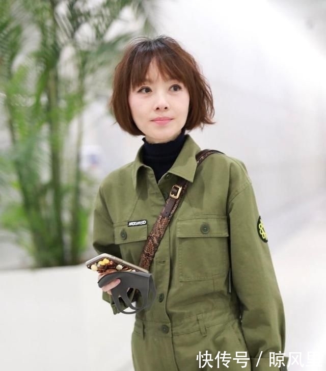  [连体]鲁豫为减龄玩“新花样”，“连体衣裤”配高领内搭，一点不像49岁
