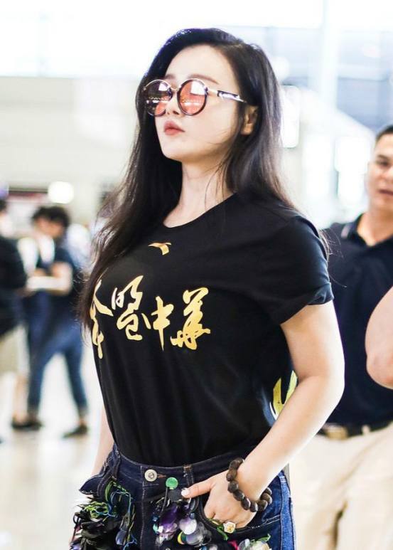 冉莹颖穿鳞片裤与老公现机场，好身材挡不住，网友：邹市明好眼光