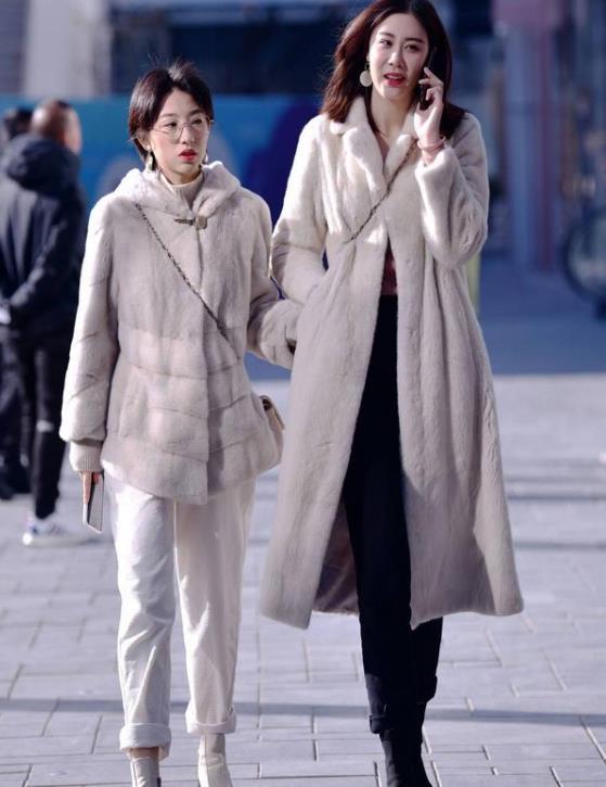 『紧身裤』街拍美女身材高挑的时尚紧身裤小姐姐,彰显不俗穿搭品味