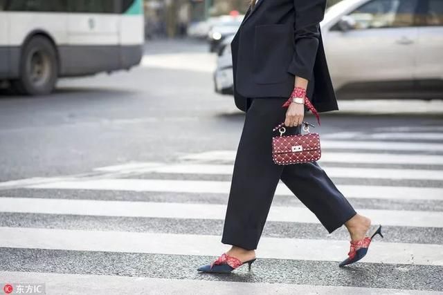 时髦办｜我的大长腿，是尖头深V穆勒鞋宠出来的！