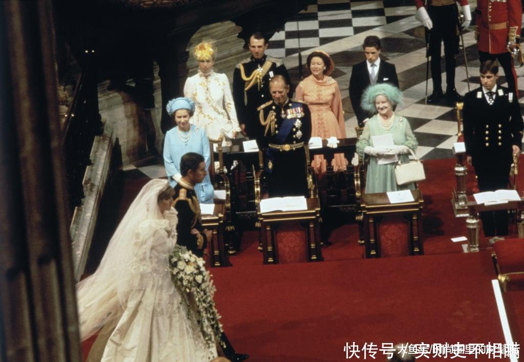  『在线』戴妃生前和英女王珍贵合影！婆媳二人穿衣在线，时尚又显优雅气质