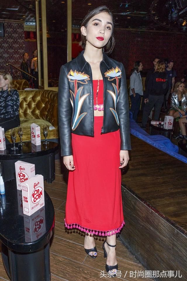 今年秋天穿皮夹克跟明星学，从吉吉到赛琳娜，帅气又不失妩媚