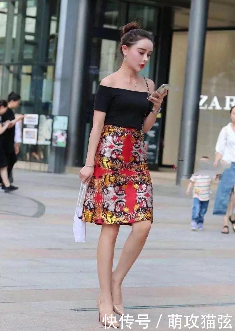 『小姐姐』美女街拍:小姐姐留着一头及腰的长发,看上去充满着优雅的魅力