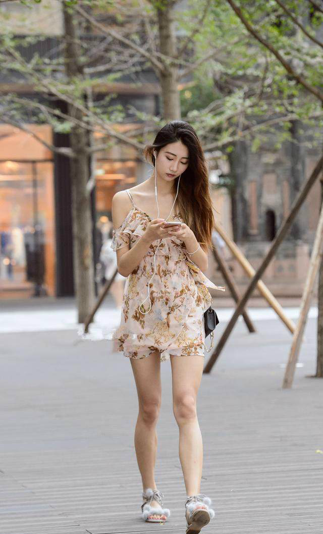 街拍，图三黑色丝袜加高跟鞋，图五粉色裙子加肉色丝袜，都很亮丽