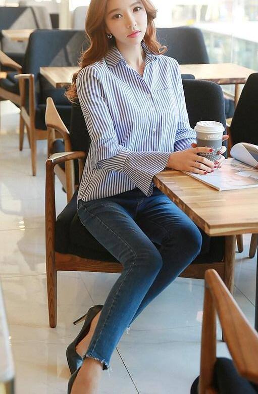 苗条好看的牛仔裤小姐姐，勾勒出婀娜身姿，增添女神气质！