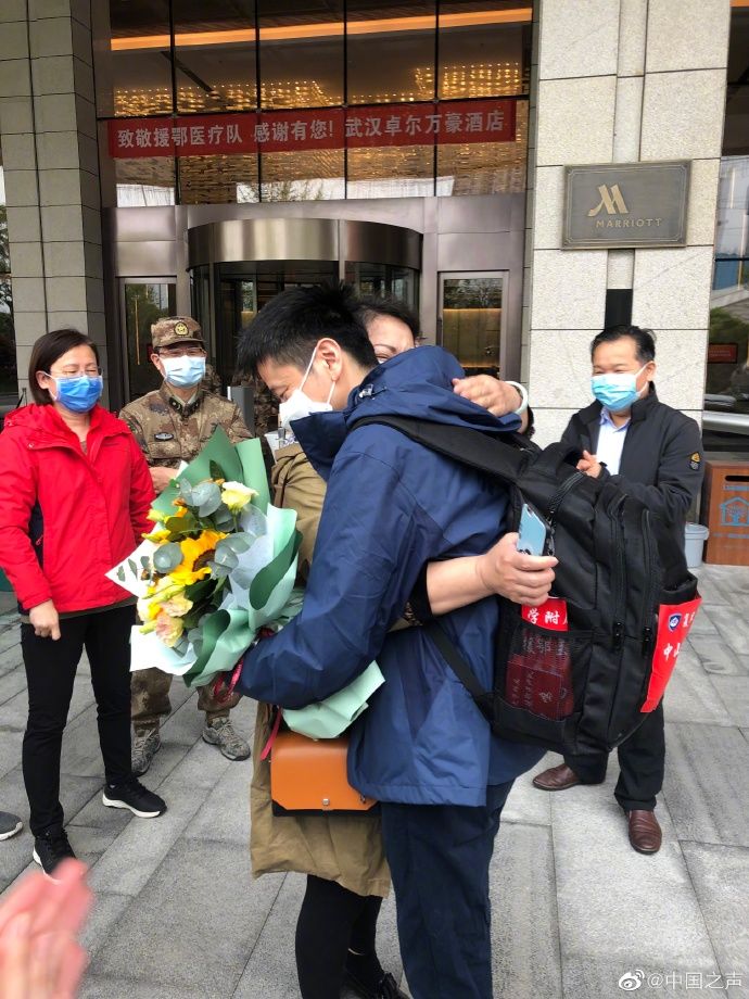 行者:致敬最早的逆行者们——他小年夜独自率先出征,驰援武汉70多天