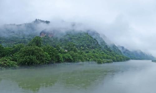 中国著名避暑胜地，位于赣闽两省交界，这里山水秀美茶香四溢