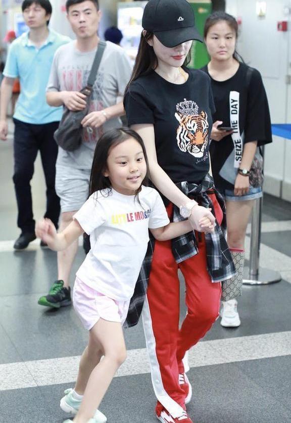 李小璐居然在T恤上绑个衣服, 腰都遮没了, 网友: 辣妈也疯狂