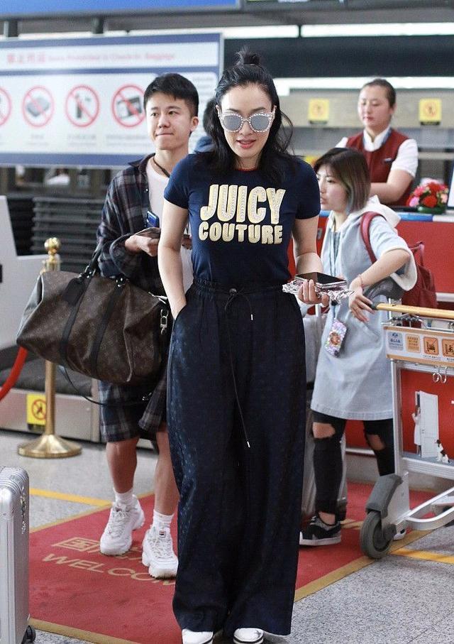 钟丽缇够了，运动裤都穿成紧身款了！网友：鞋子才是万年不变款！