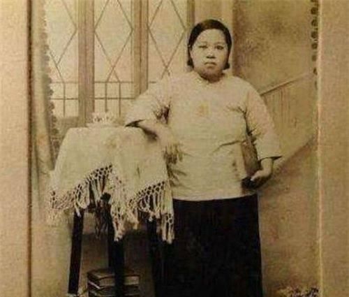 『当中』他明知新娘被调包却没离婚,后连娶2房妻子,让原配独守空房一生