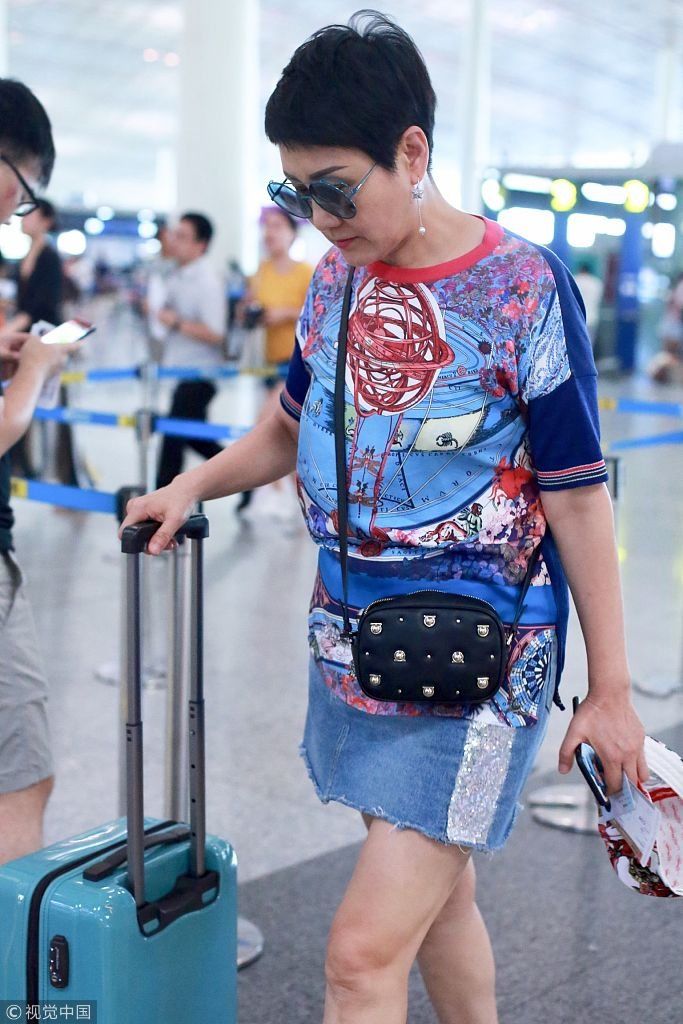 56岁“花少二姐”张凯丽穿短裙露美腿打扮时髦  超短发利落戴墨镜