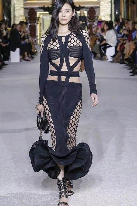 刘雯奚梦瑶现身时装周, 老奚除了腰粗腿胖, 腋下的副乳更引人注目