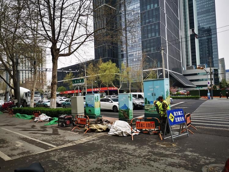 『济南市』济南市区南北走廊历山路复工整修,白天不封闭道路