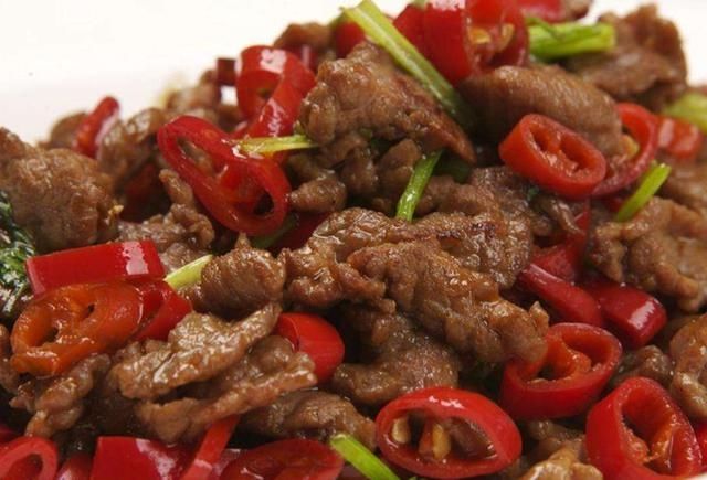  「小炒」小炒牛肉又香又嫩，墨鱼仔香辣爽口，很是美味，自己做菜家常美食